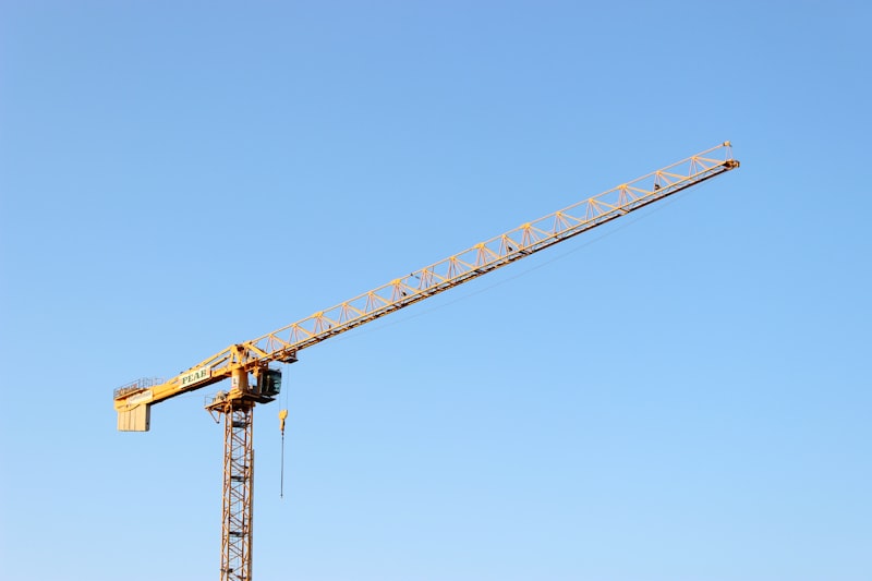 Self-erecting tower crane compact design